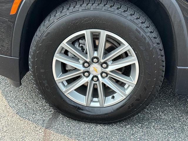 Photo of 2023 Mosaic Black Metallic Chevrolet Traverse