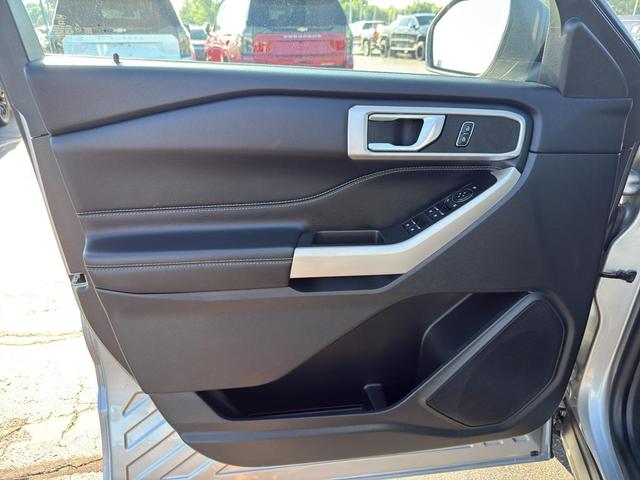 Photo of 2023 Iconic Silver Metallic Ford Explorer