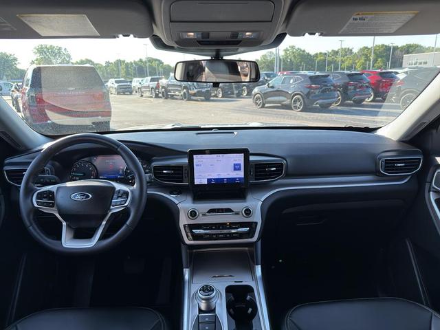 Photo of 2023 Iconic Silver Metallic Ford Explorer