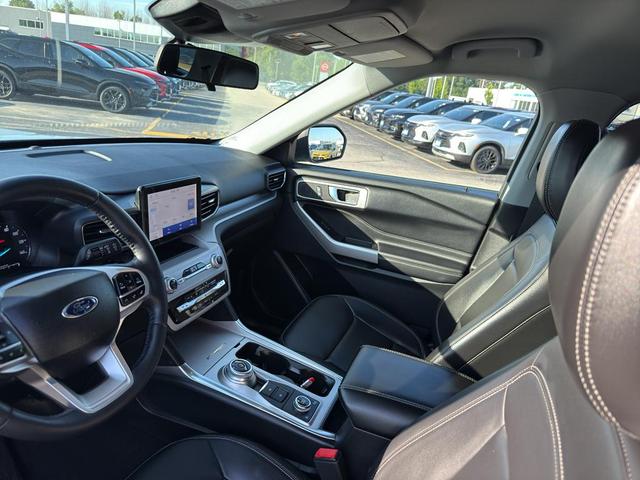Photo of 2023 Iconic Silver Metallic Ford Explorer