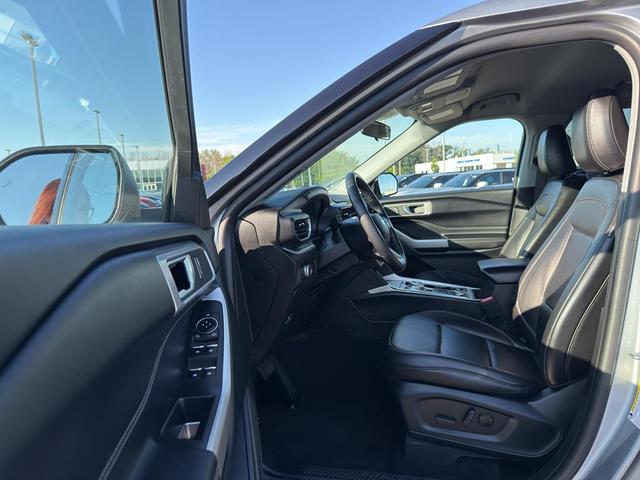 Photo of 2023 Iconic Silver Metallic Ford Explorer