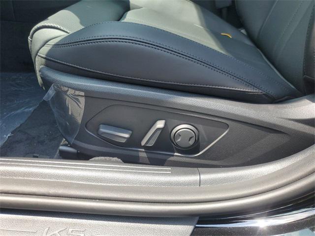 Photo of 2025 Aurora Black Pearl Kia K5