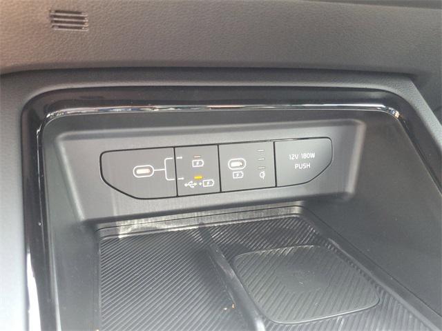 Photo of 2025 Aurora Black Pearl Kia K5