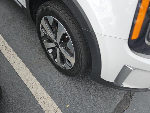 Photo of 2021 Glacial White Pearl Kia Telluride