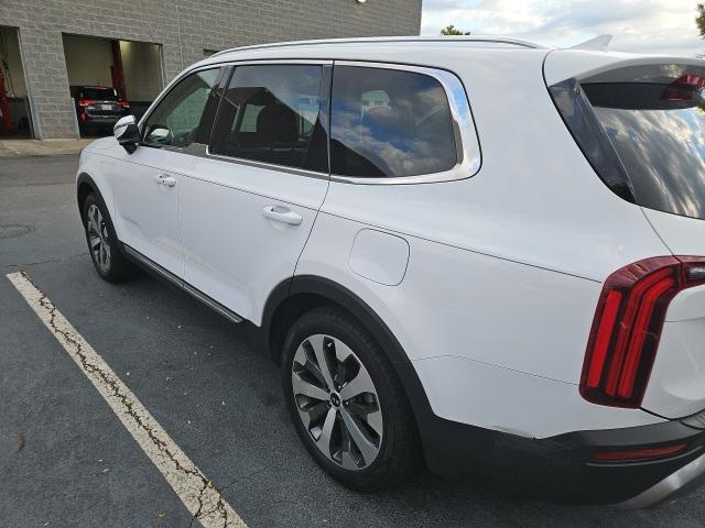 Photo of 2021 Glacial White Pearl Kia Telluride