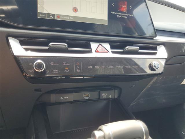 Photo of 2025 Cityscape Green Kia Niro
