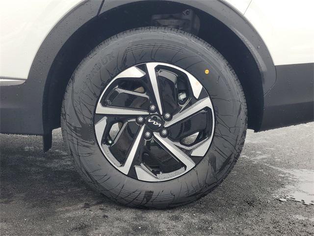 Photo of 2025 Snow White Pearl Kia Sportage Hybrid