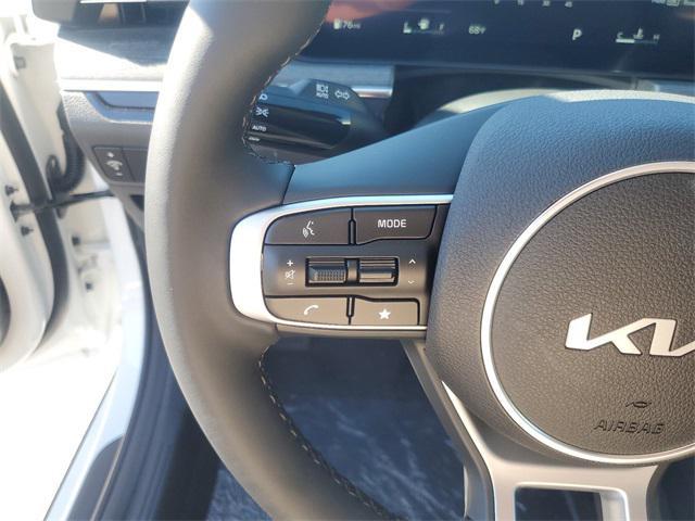 Photo of 2025 Snow White Pearl Kia K5