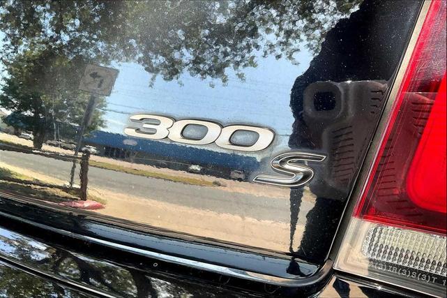 Photo of 2017 Gloss Black Chrysler 300
