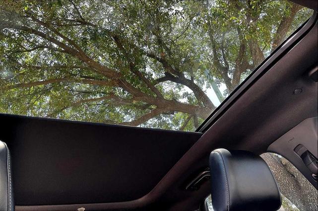 Photo of 2020 Star White Metallic Tri-Coat Ford Edge