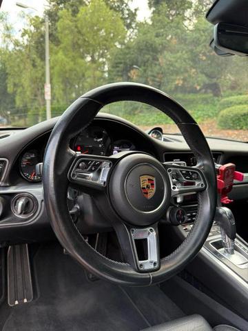 Photo of 2018 Silver Porsche 911