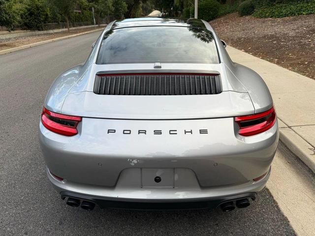 Photo of 2018 Silver Porsche 911