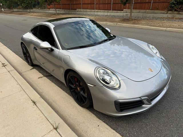 Photo of 2018 Silver Porsche 911