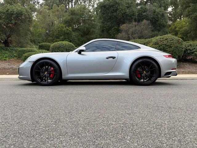 Photo of 2018 Silver Porsche 911