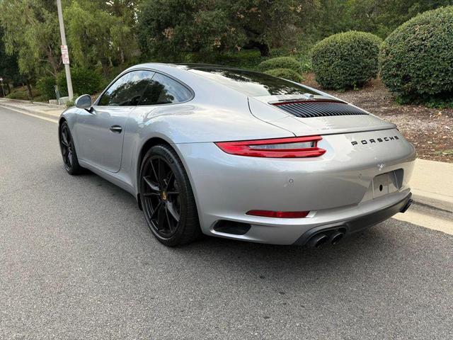Photo of 2018 Silver Porsche 911