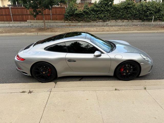 Photo of 2018 Silver Porsche 911