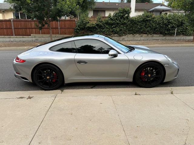 Photo of 2018 Silver Porsche 911