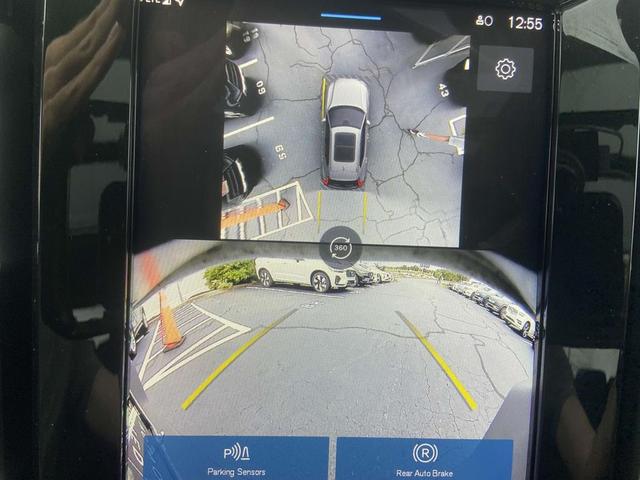 Photo of 2025 Crystal White Pearl Volvo XC40