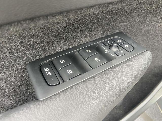 Photo of 2025 Crystal White Pearl Volvo XC40