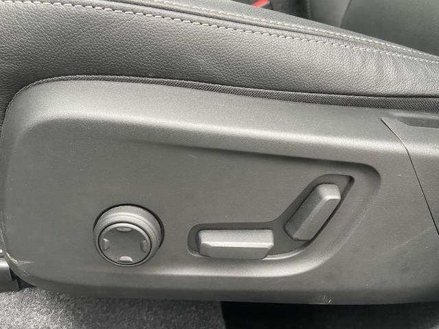 Photo of 2025 Crystal White Pearl Volvo XC40