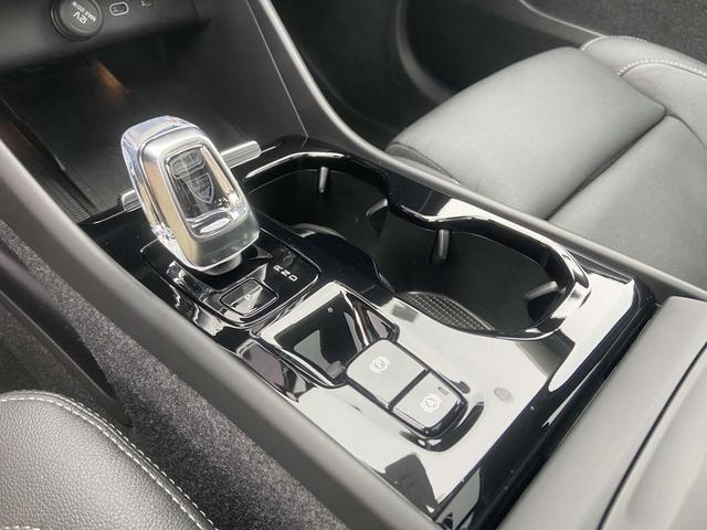 Photo of 2025 Crystal White Pearl Volvo XC40