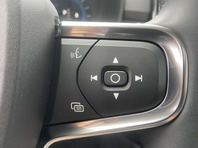 Photo of 2025 Crystal White Pearl Volvo XC40