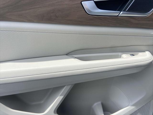 Photo of 2025 Pure White Volkswagen Atlas