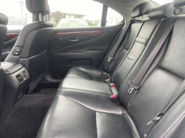 Photo of 2011 Mercury Metallic Lexus LS 460