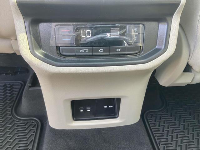 Photo of 2026 silver mist metallic Volkswagen Atlas