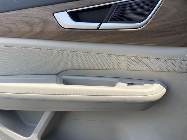 Photo of 2026 silver mist metallic Volkswagen Atlas