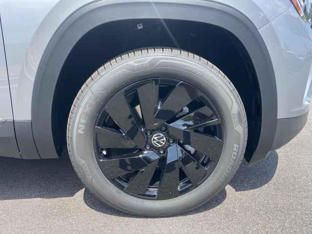 Photo of 2026 silver mist metallic Volkswagen Atlas