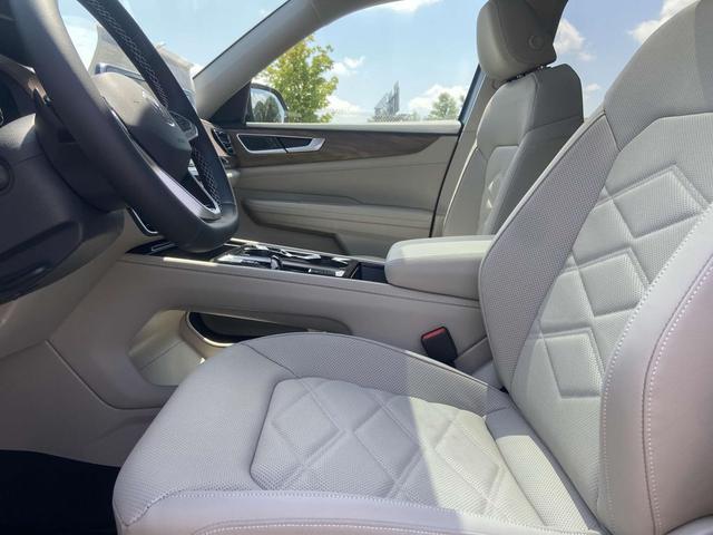 Photo of 2026 silver mist metallic Volkswagen Atlas