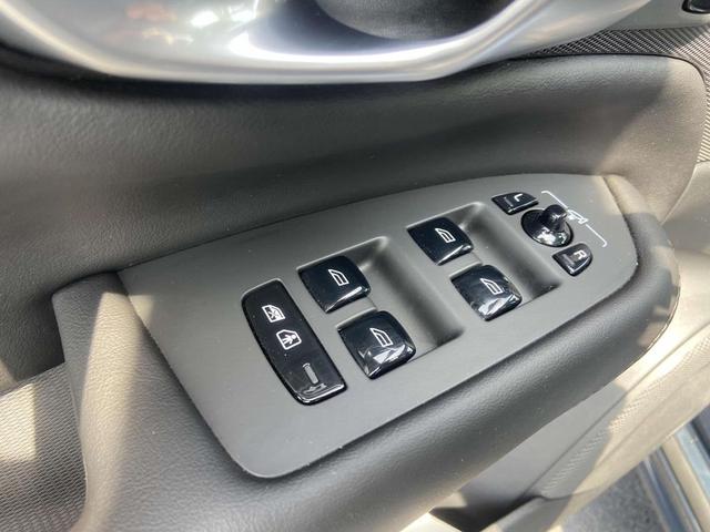 Photo of 2024 Onyx Black Metallic Volvo XC90