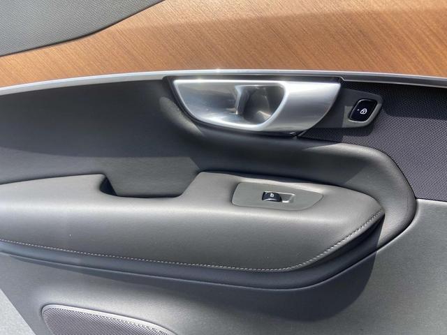 Photo of 2024 Onyx Black Metallic Volvo XC90
