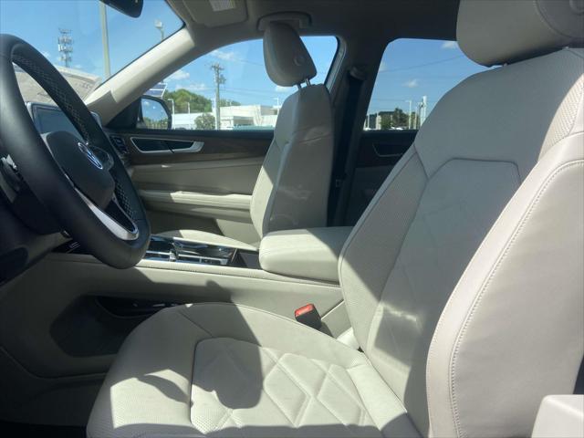 Photo of 2025 Pure White Volkswagen Atlas