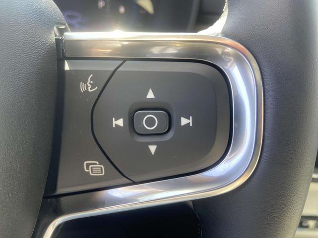 Photo of 2025 Crystal White Pearl Volvo XC40