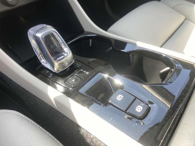 Photo of 2025 Crystal White Pearl Volvo XC40