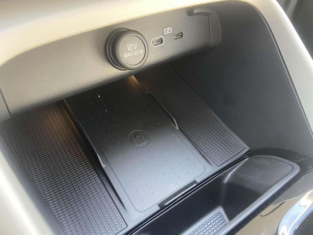 Photo of 2025 Crystal White Pearl Volvo XC40