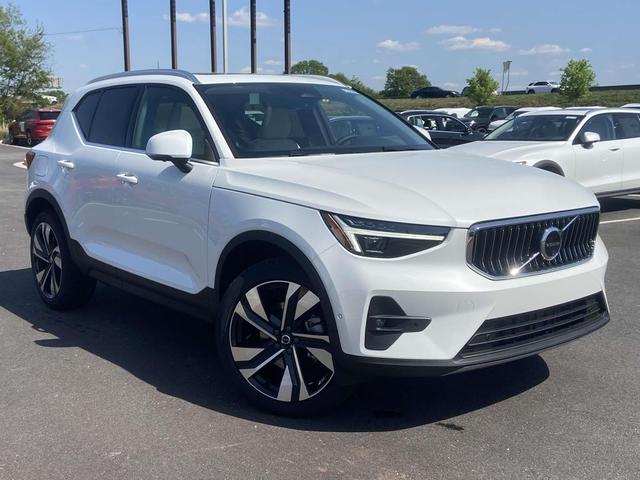 Photo of 2025 Crystal White Pearl Volvo XC40