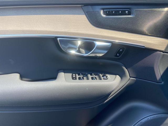 Photo of 2025 Crystal White Pearl Volvo XC90 Plug-In Hybrid