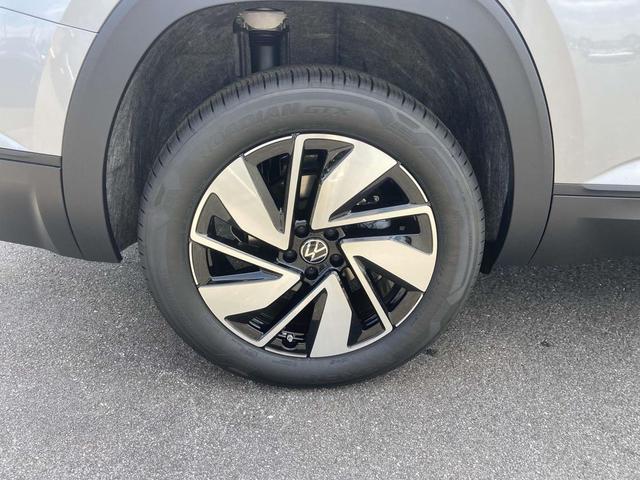 Photo of 2026 silver mist metallic Volkswagen Atlas