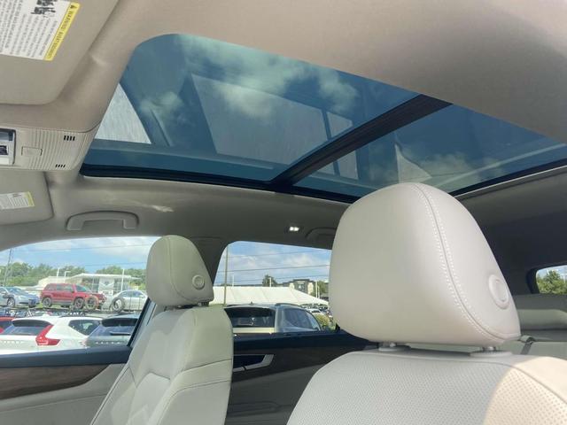 Photo of 2026 silver mist metallic Volkswagen Atlas