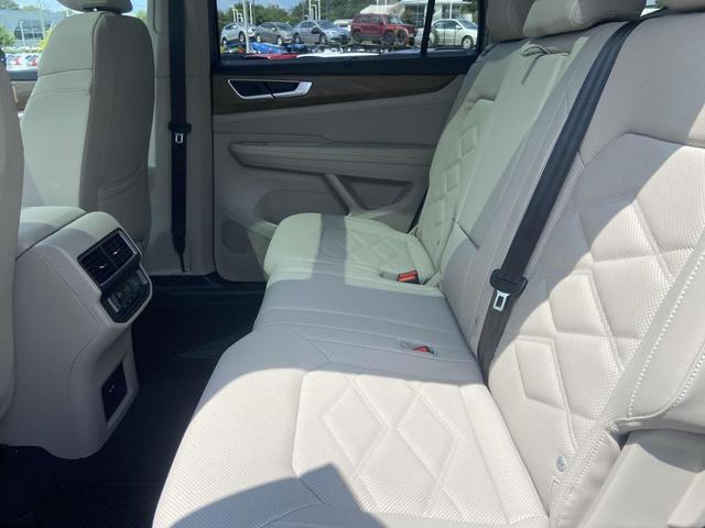 Photo of 2026 silver mist metallic Volkswagen Atlas