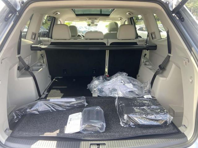 Photo of 2026 silver mist metallic Volkswagen Atlas