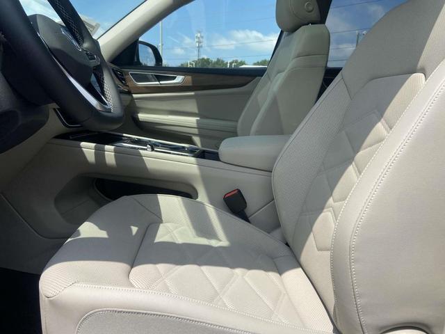 Photo of 2026 silver mist metallic Volkswagen Atlas