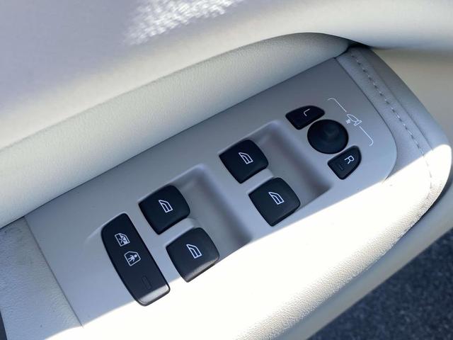 Photo of 2026 Crystal White Metallic Volvo XC60