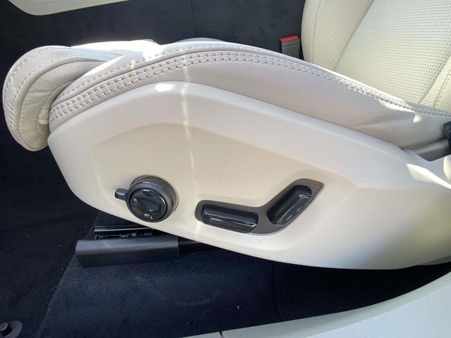 Photo of 2026 Crystal White Metallic Volvo XC60
