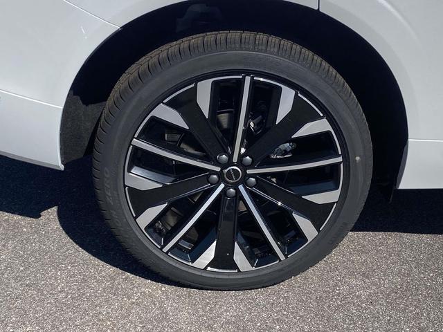 Photo of 2026 Crystal White Metallic Volvo XC60