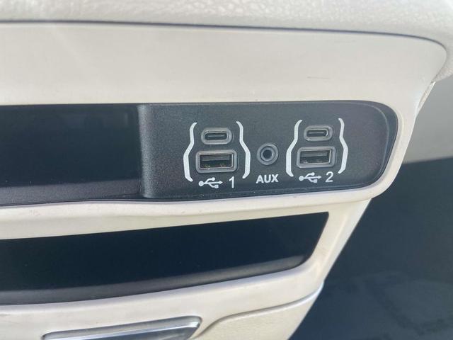 Photo of 2023 Bright White Clearcoat Chrysler Pacifica
