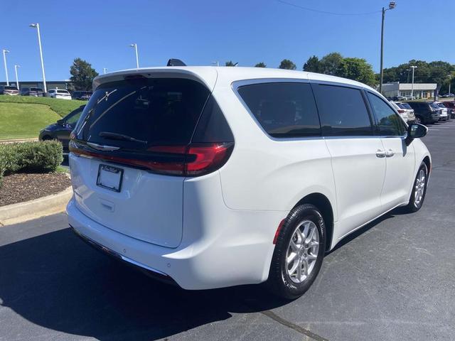 Photo of 2023 Bright White Clearcoat Chrysler Pacifica
